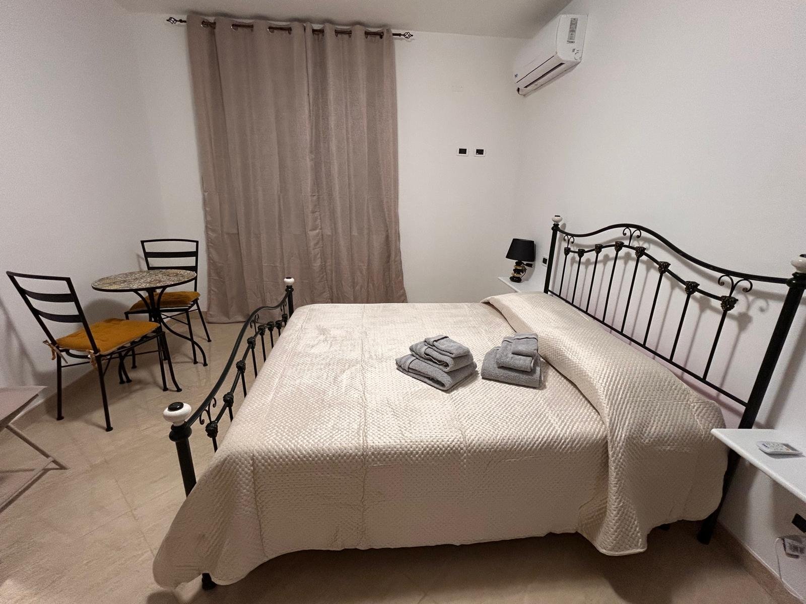 Camera con letto in ferro