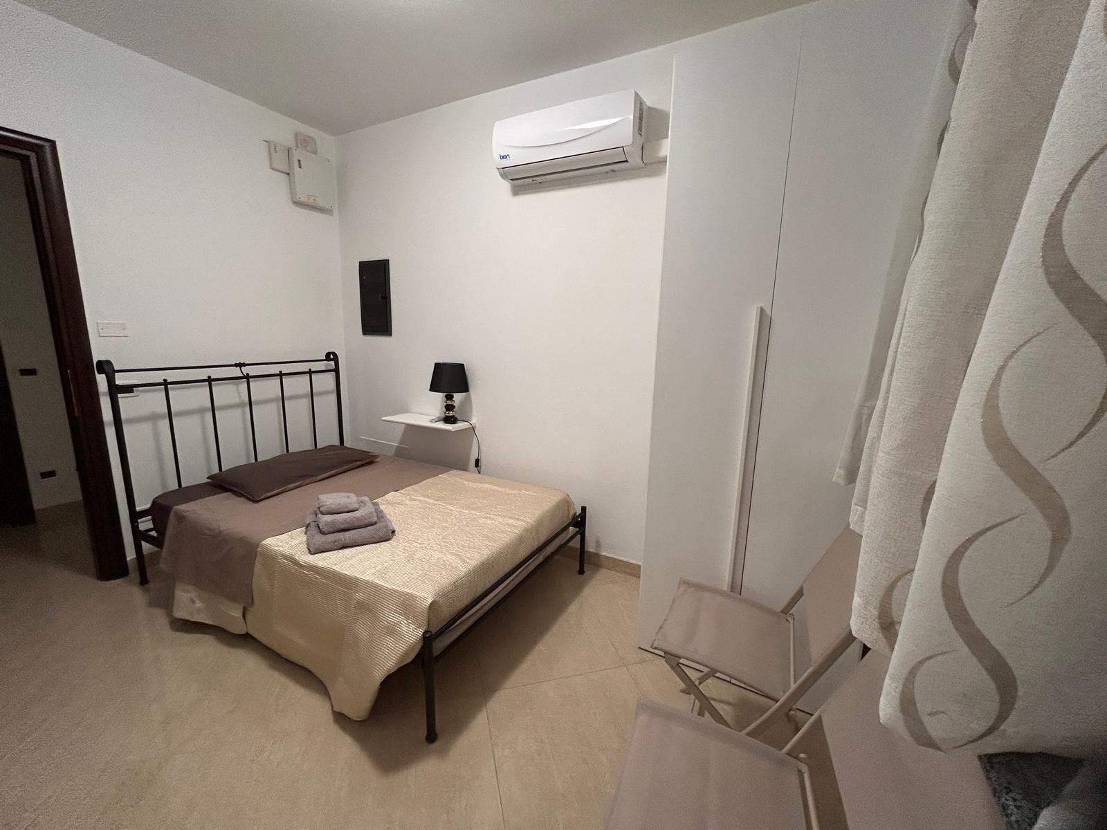 Camera con letto singolo e finestra