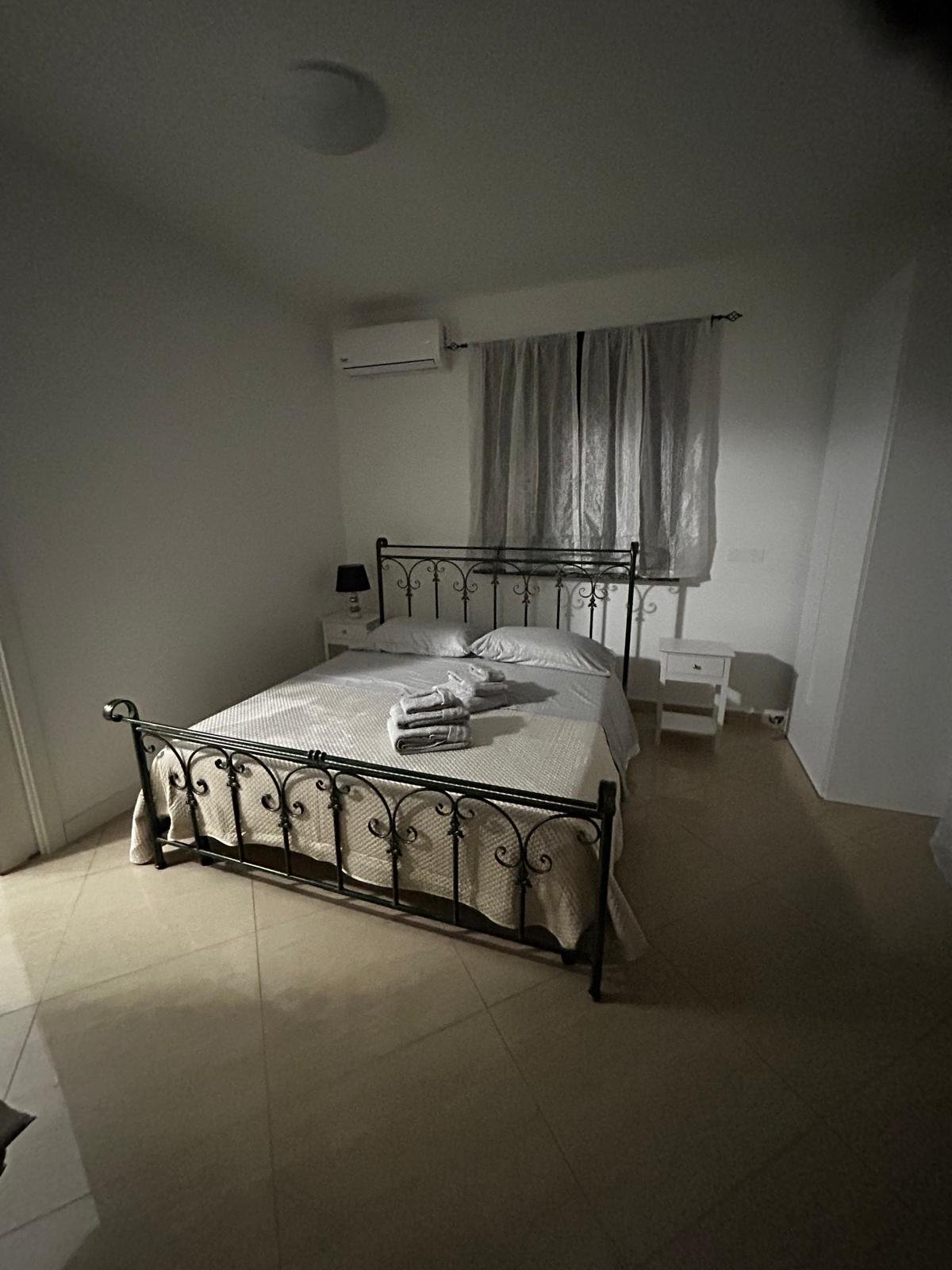 Camera con letto matrimoniale e comodini