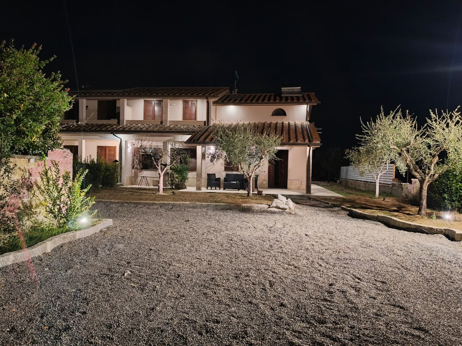 Il Casale di Paolo illuminato di sera
